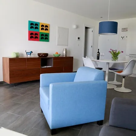 Beautiful Lake-view Apartment Gordola